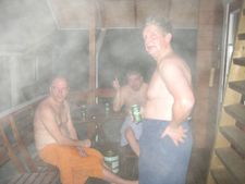 Miehiä saunassa