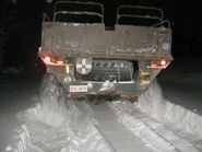 Maastokuorma-auto ajaa lumessa