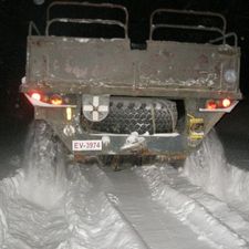Maastokuorma-auto ajaa lumessa